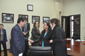 Haben shakes hands with Dean at Renmin University School of Law